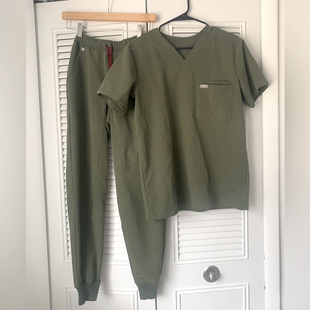 Figs Green Scrub Set with Jogger Style Pants, Size XS